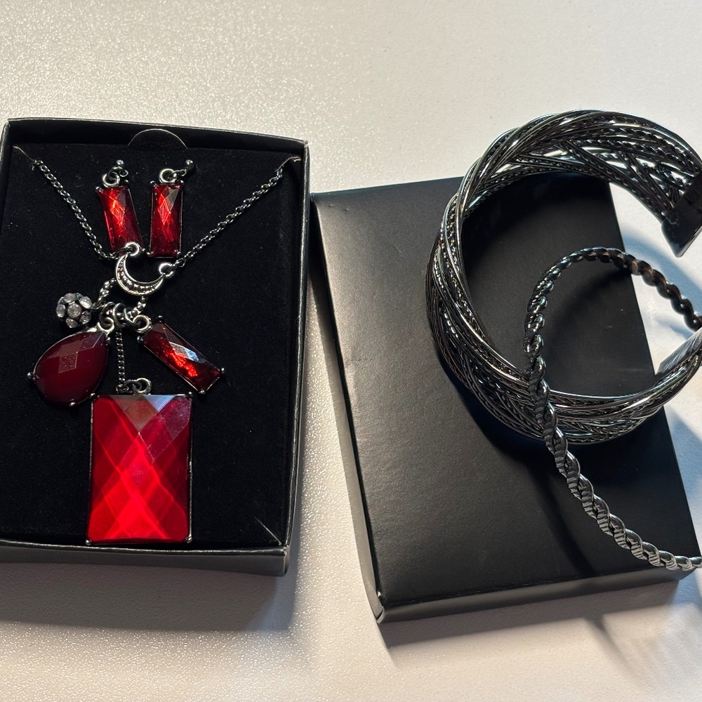 Set necklace, earrings and bracelets